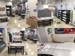 明るくプライバシーも配慮した商談スペース。ゆっくりと愛車探しやメンテナンス待ち時間をお過ごしいただけます。