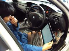 BMW専門店ならではの技術と知識。BMW専用テスターでのトラブルシューティングやコンピューターのコーディング作業も可能。