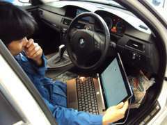 BMW専門店ならではの技術と知識。BMW専用テスターでのトラブルシューティングやコンピューターのコーディング作業も可能。