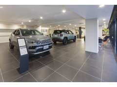2階ショールーム。展示車、商談席、グッズコーナー、キッズスペース、フリードリンクコーナー完備！！