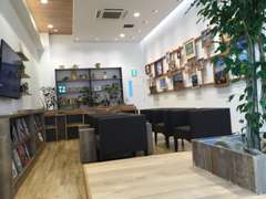 おしゃれなカフェのようなサービス待合コーナーです。