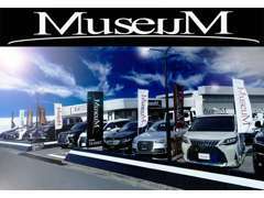 店舗には、常時30台以上の特選車を展示しております。　当展示場以外にも、2000m2を超える敷地面積に多数在庫車ございます。