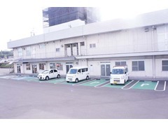 敷地内に広い駐車場を完備☆ご来店の際はご利用ください。