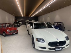 展示ブースには様々な車両を展示しております。国産・輸入車だけでなく、キャンピングカー・キッチンカーまでお任せください！！