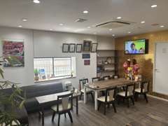 白と茶と金が基調になっている店内からも在庫車を眺められます！