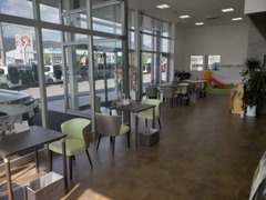 明るくきれいな商談スペースです！お客様の居心地のよい店舗作りを目指しております。(*^▽^*)