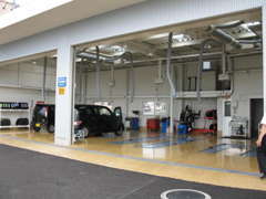 こちらがサービス工場です。車検・オイル交換などお任せ下さい。