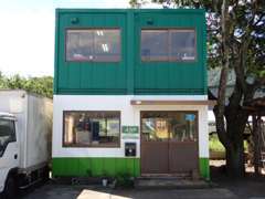 敷地も広いスペースを確保しておりますので、大型車での乗り入れも遠慮なくご来店下さい。
