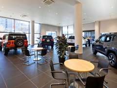 屋内ショールームでは、最新の新車モデルを複数台展示。落ち着いた雰囲気の店内で、じっくりとご相談いただけます。