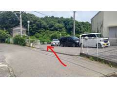 店舗裏側からも入店可能です。ピット前にも駐車場がございます。こちらからもお気軽にお越しください♪