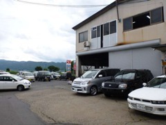 諏訪湖沿いにあるサン・オートです。ご来店の際にはご連絡下さい。お車準備してお待ちしております。