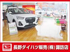 店内は明るく解放感がある空間です！お車も展示しております！