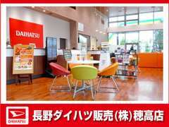 店内は明るく、開放的な空間になっております！落ち着いた雰囲気でお車の相談等、お話をさせていただきます！