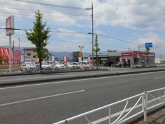 国道20号線沿いの赤い看板 カワイイうさぎが目印です。