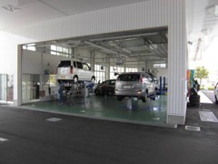 最新設備が整った整備工場を併設。九州陸運局指定民間工場ですので、安心のアフターサービス充実です。