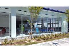 カースポット西宮国道2号店は、兵庫県の南部国道2号沿いにあり、新車店舗と同敷地内にございます。