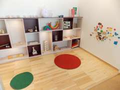自然素材である杉材やコルクを床に用い、おもちゃ美術館選定の木製のおもちゃで遊べる「キッズルーム」です。