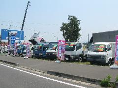 厳選して揃えた在庫を展示しております。自社工場で時間を掛けて仕上ております。2tダンプ、ユニック車