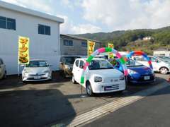 展示場には軽自動車からハイブリッド車に至るまで豊富な車種を展示いたしております。在庫がない場合にはご相談ください。