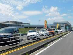 国道沿いのU-Carの展示場には選りすぐりの中古車を展示しております。展示場にないお車もご相談ください。