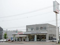 新車店舗もすぐそばにございますので、新車と中古車の比較もできます。まずは店頭にて見比べてみませんか？