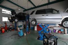 販売車輌にしっかりとしたメンテナンスができるように四国陸運局の認定工場をもっております。車検・修理もお任せ下さい。