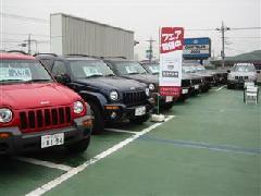 ☆屋上展示場☆　正規ディーラーならではの「認定中古車保証」でクオリティーの高い中古車をお選び頂けます。