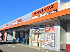 当店の車検ピットです。板金ブースも併設しておりますので、車検・板金・塗装・修理もご用命下さい。