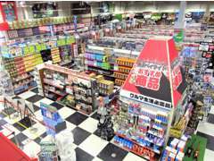 広い店内にはカー用品がたくさん！当店でお車をご購入の際はもちろん、納車時までの取付も承ります！