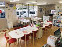 自動車屋さん！？アメリカン調の明るい店内。キッズコーナー・女性用アメニティも完備しております☆