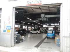 車検・整備・点検・修理など、本社サービス工場にて、日産のテクニカルスタッフがしっかり対応致します。