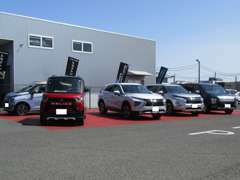 当店は県内唯一の”電動ドライブステーション”として三菱のEV・PHEVを中心に展示しております。各メーカーの新車も取扱います。