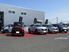 当店は県内唯一の”電動ドライブステーション”です。三菱のEV・PHEVも展示しております。各メーカーの新車も取扱います。