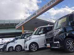 常時約50台を展示販売してます！価格重視の車輌や人気車種、こだわりの車輌など幅広く取り揃えてます♪