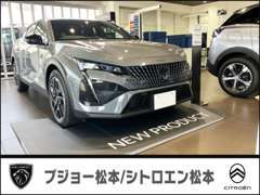 ☆ガラス張りの明るいショールームには、新車の展示も行っております☆