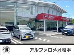 ☆全面ガラス張りのショールーム☆店内にもお車展示しておりますのでお気軽にお越しください！