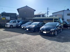 車両スペースかなり広いのでお車もたくさん置くことができます^^