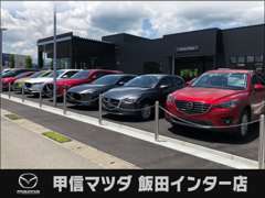 ・中古車展示スペースです。20台ほどのクルマをご覧いただけます！