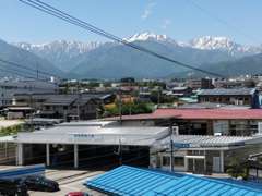 雄大な北アルプスの麓にお店があります