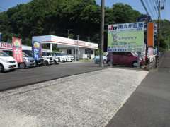 県道55号線上り坂左に中古車展示場はございます♪