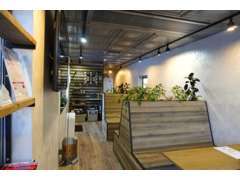 店内はカフェを思わせる落ち着いた雰囲気。コーヒーを飲みながらゆっくりと自分だけの1台を仕上げていきましょう。