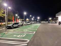 駐車場もスぺ-スを広く台数も多く駐車できるように確保しております。夕方の暗い時間も照明で安全に駐車できます。