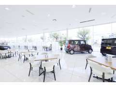 店内は広々としており、ごゆっくりとご商談ができます。ガラス張りなので天気の良い日にはとても解放感があり気持ち良いです。