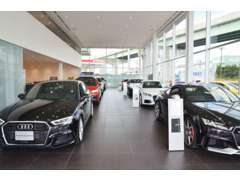 展示台数8台のショールームで皆様をお待ちしております。Audiの魅力を知り尽くしたスタッフが皆様のお車選びをサポート致します