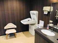 トイレもゆったり、小さいお子様のおむつ交換も楽です