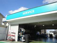 サービス工場完備！当店の整備スタッフがお客様のお車の点検・整備を行います。車検も承ります。お車の事、何でもお任せ下さい！
