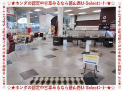 店内は明るく広々としたショールームになっており、マッサージチェアなども配備しておりますので、ごゆっくりお過ごしください。