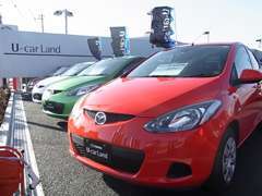 人気のコンパクトカーデミオを始め新車・中古車多数取り揃えております。是非ご来店ください！
