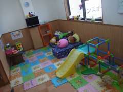 ショールーム内には、おもちゃや遊具をたっぷりそろえたキッズコーナーをご用意しております。ご家族揃って是非お越し下さい！