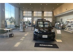 【話題の新型車を展示】明るい店内には、常時新型車を2台以上展示しています。試乗車もご用意しています。